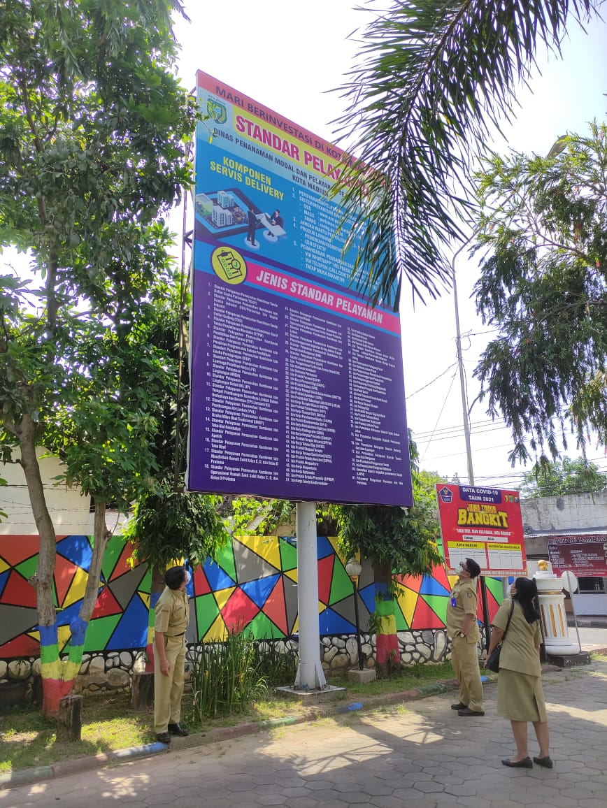 Kunjungan DPMPTSP ke kecamatan dalam rangka pengecekan kondisi baliho dinas perizinan.